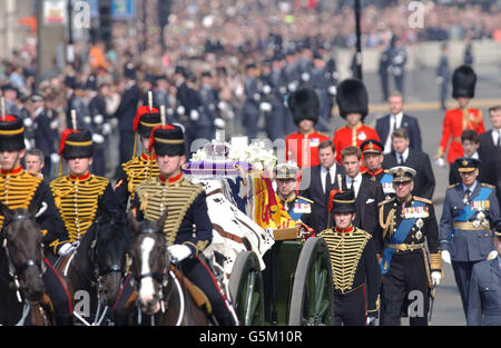 Mitglieder der königlichen Familie, darunter der Prinz von Wales, sein Sohn Prinz William und der Herzog von Edinburgh folgen hinter dem Sarg von Königin Elizabeth, der Königin Mutter, entlang Whitehall während der Prozession, von der Queen's Chapel zu Westminster Hall, * wo sie bis zu ihrem Begräbnis in Westminster Abbey am Dienstag in einem Zustand liegen wird. Stockfoto