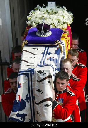 Der Sarg von Königin Elizabeth, der Königin Mutter, wird zu Beginn der zeremoniellen Prozession, die den Sarg zur Westminster Hall führt, zu einem Waffenwagen getragen. * Tausende von Trauernden säumten den Weg, um der Königin Mutter, die am vergangenen Samstag im Alter von 101 Jahren starb, ihre letzte Ehre zu erweisen. Die Beerdigung wird am 9. April stattfinden, danach wird sie in der St. George's Chapel in Windsor neben ihrem verstorbenen Ehemann König George VI. Beigesetzt Stockfoto