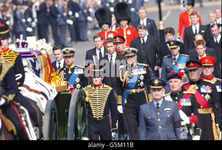 Die Mitglieder der königlichen Familie, darunter der Prinz von Wales, der Herzog von Edinburgh und die Prinzen William und Harry, folgen während der Prozession von der Queen's Chapel zur Westminster Hall hinter dem Sarg von Königin Elizabeth, der Königin-Mutter, in Whitehall, * wo sie bis zu ihrem Begräbnis in Westminster Abbey am Dienstag in einem Zustand liegen wird. Stockfoto