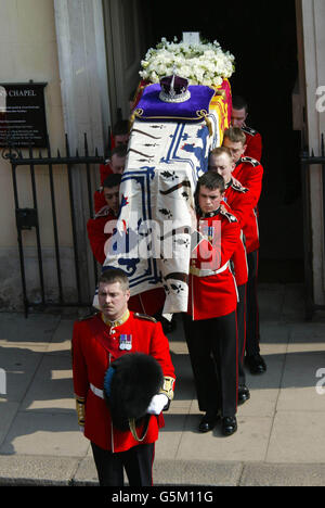 Der Sarg von Königin Elizabeth, der Queen Mother, wird von der Queen's Chapel getragen, bevor er zu Beginn der zeremoniellen Prozession zum Liegenden in der Westminster Hall auf einen Waffenwagen gelegt wird. * Tausende von Trauernden säumten den Weg, um der Königin Mutter, die am vergangenen Samstag im Alter von 101 Jahren starb, ihre letzte Ehre zu erweisen. Ihre Beerdigung findet am 9. April statt, danach wird sie in der St. George's Chapel in Windsor neben ihrem verstorbenen Ehemann König George VI. Beigesetzt Stockfoto