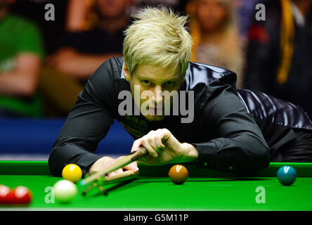 Neil Robertson in Aktion gegen Mark Selby während des Finales der Betfair Masters im Alexandra Palace, London. Stockfoto