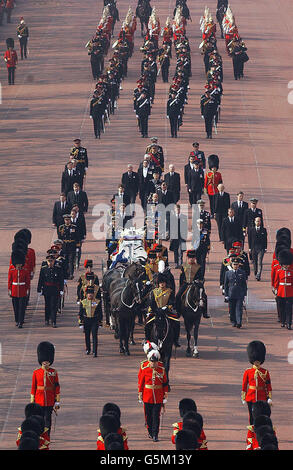 Ein Blick auf die Londoner Mall von der Prozession, die den Sarg von Königin Elizabeth, der Queen Mother, von der Queen's Chapel zur Westminster Hall trägt, wo sie bis zu ihrer Beerdigung in der Westminster Abbey in einem Zustand liegen wird. Stockfoto