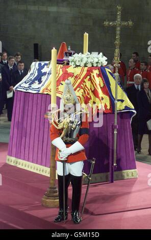 Offiziere der Haushaltskavallerie stehen in einer Mahnwache am Sarg der britischen Königin Mutter, während sie in der Westminster Hall in London liegt. Das Begräbnis der Königin Mutter wird am Dienstag, den 9. April, stattfinden. Stockfoto