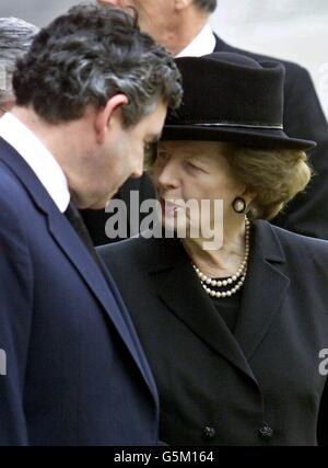 Die ehemalige britische Premierministerin Baroness Margaret Thatcher (R) und der Schatzkanzler Gordon Brown kommen in der Westminister Hall in London an. Tausende von Trauernden säumten den Weg, um der Königin Mutter, die im Alter von 101 Jahren starb, ihre letzte Ehre zu erweisen. * Sie wird in Westminster bis zu ihrer Beerdigung liegen, nach der sie in St. George's Chapel in Windsor neben ihrem verstorbenen Ehemann König George VI. Beigesetzt wird Stockfoto