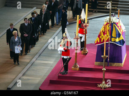 Trauernde stehen Schlange, um am Sarg von Queen Elizabeth, der Queen Mother, in der Westminster Hall, vorbei zu gehen, wo sie bis zu ihrem Begräbnis in der Westminster Abbey im Staat liegen wird. * 06/04/2002: Es wird erwartet, dass Tausende von Menschen beim Sarg der Königin Mutter ihre Achtung erweisen, während sie in einem Zustand lag. Stockfoto