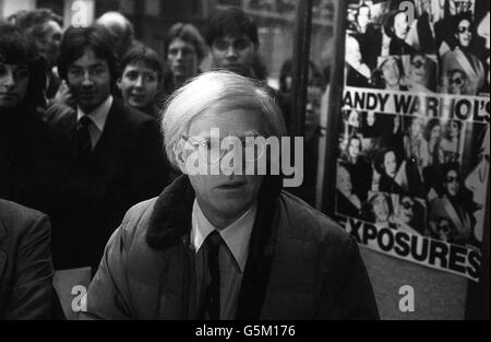 Der umstrittene amerikanische Künstler Andy Warhol, der vor allem für seine riesigen Campbell's Suppenbilder bekannt ist, war im Arts Council Shop in London, als er Kopien seines neuen Buches 'Andy Warhol's Exposures' signierte. Stockfoto
