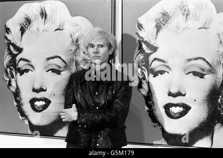 22/02/1987: Gestorben an diesem Tag der amerikanische Pop-Künstler und Filmemacher Andy Warhol Amerikas Pop-Art-Maler und Filmemacher Andy Warhol steht vor seinem Doppelporträt des verstorbenen Hollywood-Filmstars Marilyn Monroe in der Tate Gallery, Millbank, bei einer Pressevorschau seiner Ausstellung. Stockfoto