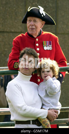 Der Chelsea-Rentner John Judge mit Mittrauern Johanna Barr und ihrer Tochter Beatrice, zwei Jahre alt, aus Kilburn, beobachten den Sarg von Queen Elizabeth, der Queen Mother, auf dem Weg zur Westminster Hall, an den Horseguards im Zentrum von London vorbei. * wo sie bis zu ihrem Begräbnis in der Westminster Abbey im Staat liegen wird. Stockfoto