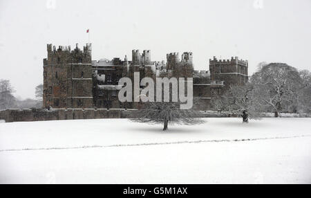 Schnee bedeckt den Boden rund um Raby Castle in der Grafschaft Durham, da das Winterwetter in ganz Großbritannien anhielt. Stockfoto