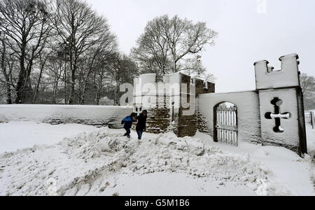 Schnee bedeckt das Gelände um Raby Castle in der Grafschaft Durham, da das Winterwetter in ganz Großbritannien anhielt. Stockfoto