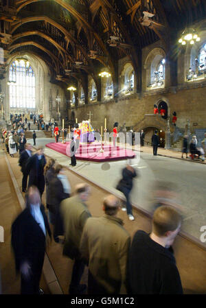 Wachbeamte bewachen den Sarg von Königin Elizabeth, der Königin-Mutter, die im Staat in der Westminster Hall liegt, während Mitglieder der Öffentlichkeit vor ihrer Beerdigung in der Westminster Abbey ihre letzte Ehre erweisen. Stockfoto