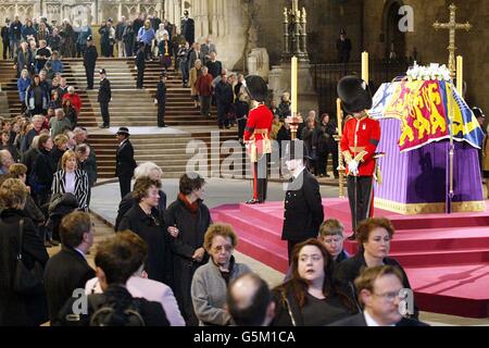 Wachbeamte bewachen den Sarg von Königin Elizabeth, der Königin-Mutter, die im Staat in der Westminster Hall liegt, während Mitglieder der Öffentlichkeit ihre letzte Ehre erweisen, vor ihrer Beerdigung in der Westminster Abbey. Stockfoto