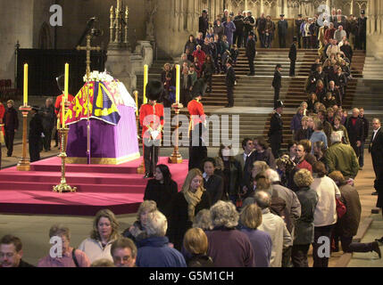 Wachoffiziere bewachen den Sarg von Königin Elizabeth, der Königin-Mutter, die im Staat in der Westminster Hall liegt, vor ihrer Beerdigung in der Westminster Abbey. Stockfoto