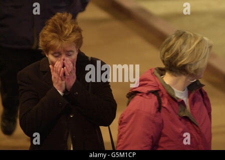 Trauernde in der Westminster Hall, London, als Hauskavallerie bewachen den Sarg von Königin Elizabeth, der Königin-Mutter, die vor ihrem Begräbnis in der Westminster Abbey im Zustand liegt. Stockfoto