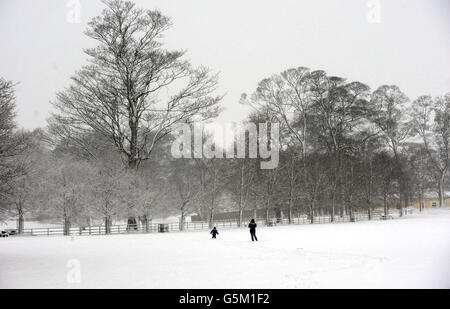 Eine Frau und ihr Sohn spielen im Schnee auf dem Gelände von Raby Castle in der Grafschaft Durham, während das Winterwetter in ganz Großbritannien andauerte. Stockfoto