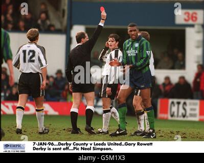 Fußball. FA Cup. Dritte Runde. Derby County / Leeds United. 7-JAN-96. Derby County / Leeds United. Gary Rowett Derby wird abgeschickt Stockfoto