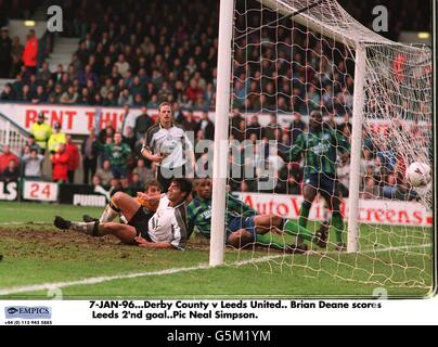 7-JAN-96. Derby County / Leeds United. Brian Deane erzielt Leeds 2. Tor Stockfoto