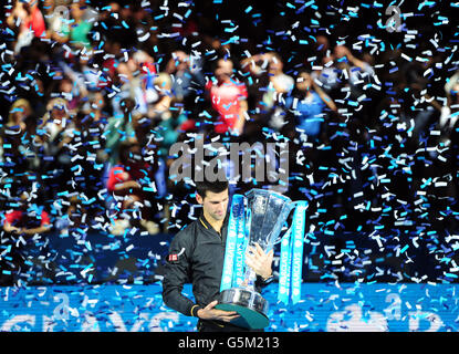 Serbiens Novak Djokovic feiert mit dem Pokal, nachdem er den Schweizer Roger Federer besiegt hat Stockfoto