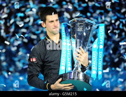 Serbiens Novak Djokovic feiert mit dem Pokal, nachdem er den Schweizer Roger Federer besiegt hat Stockfoto