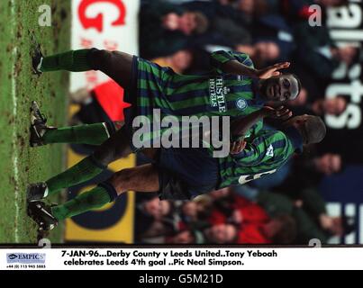 7-JAN-96. Derby County / Leeds United. Tony Yeboah feiert das 4. Tor von Leeds Stockfoto