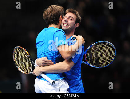 Tennis - Barclays ATP World Tour Finals - Tag 8 - O2 Arena. Marcel Granollers aus Spanien und Marc Lopez aus Spanien (im Gesicht) feiern den Sieg im Doppelsieg der Männer Stockfoto