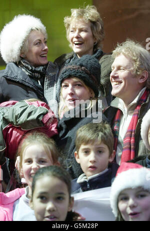 West End Bühnenschauspieler (von links) Paula Wilcox, Gemma Redgrave, Jenny Seagrove und Paul Nicholas und Kinder nehmen an einem Weihnachtslied-Konzert im Londoner Covent Garden Teil, um die festliche Jahreszeit zu feiern. * ..... Sie wollen die Botschaft vermitteln, dass London "sicher, lebendig und kickend" ist, in der Hoffnung, dass Touristen nicht von den jüngsten Ereignissen der Welt abschrecken werden. Stockfoto