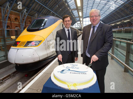 Eurostar-CEO Nicolas Petrovic (links) und Transport-Sekretär Patrick McLoughlin am Bahnhof St. Pancras in London anlässlich der Feierlichkeiten zum 18. Geburtstag von Eurostar. Stockfoto