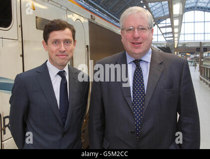 Eurostar-CEO Nicolas Petrovic (links) und Transport-Sekretär Patrick McLoughlin am Bahnhof St. Pancras in London anlässlich der Feierlichkeiten zum 18. Geburtstag von Eurostar. Stockfoto