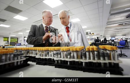 Gesundheitsminister Alex Neil (links) spricht mit David Cunningham Senior Specialist BMS Biochemistry während der offiziellen Eröffnung eines neuen &pound;90 Millionen Southern General Laboratory, Teil des &pound;842 Millionen Southern General Hospital Campus in Glasgow, Schottland. Stockfoto