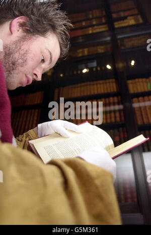 Dan Copeland als Bilbo Baggins verkleidet, den er derzeit im Hobbit des Queen's Theatre in London spielt, liest eine erste Ausgabe der Two Towers, den zweiten Teil von JRR Tolkiens The Herr der Ringe-Trilogie in der British Library im Norden Londons. * die British Library hält eine Ausstellung von Tolkien Memorabilia, die bis Ende Januar 2002 laufen wird. Stockfoto
