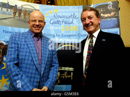 Michael Chaplin (links), Autor von TV-Programmen und Monarch of the Glen, mit Sir Ian Wrigglesworth, dem Vorsitzenden der Newcastle Gateshead Initiative, die die Region 2008 als Kulturhauptstadt Europas anführt. * bei einem Empfang im House of Commons, London. Stockfoto