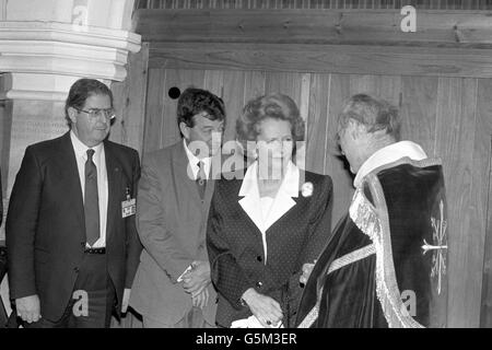 Die Premierministerin Margaret Thatcher trifft den Bischof von Lewes, Rev. Peter Ball, in der St. Paul's Church in Brighton, nachdem eine Gedenktafel zum Gedenken an die Toten des Bombenanschlags im Grand Hotel von 1984 gesegnet wurde. Mit dem Premierminister sind Sir Donald Maclean, links, und MP John Wakeham, die beide ihre Frauen in der IRA Explosion verloren. Stockfoto