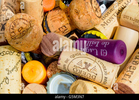 Nahaufnahme der spanischen Cava und Weinkorken und Bier Kappen. Stockfoto