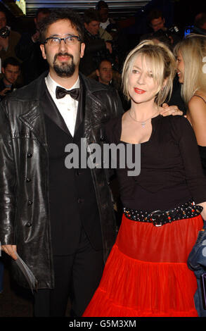 Der Komiker David Baddiel und seine Frau Morwenna Banks kommen am Empire Leicester Square in London zur Royal Film Performance 2001 und zur Weltpremiere von 'Ali' an. Stockfoto