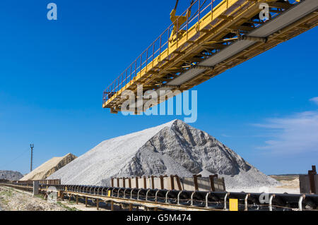 Teil Bau riesiger Steinbruch Mechanismus, Sommertag Stockfoto