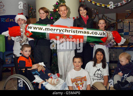 Von links nach rechts Schauspielerin Keeley Hawes, Schauspieler Adam Rickitt und TV-Moderatorin melie Sykes mit Patienten während der Einführung des von der BUPA gesponserten E-Card Christmas Appeal, um Geld für das Krankenhaus im Great Ormond Street Hospital in London zu sammeln. Stockfoto