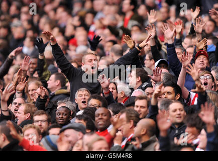 Fußball - Barclays Premier League - Arsenal gegen Tottenham Hotspur - Emirates Stadium. Arsenal-Fans feiern auf den Tribünen während des Spiels der Barclays Premier League im Emirates Stadium in London. Stockfoto