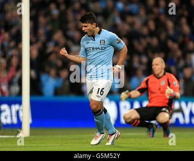 Fußball - Barclays Premier League - Manchester City / Aston Villa - Etihad Stadium. Sergio Aguero von Manchester City feiert das zweite Tor seines Teams vom Strafpunkt aus Stockfoto