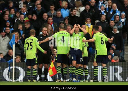 Spieler von Aston Villa appellieren an Schiedsrichter Adrian Holmes (zweite links), nachdem Manchester City einen Elfmeter erhalten hat Stockfoto