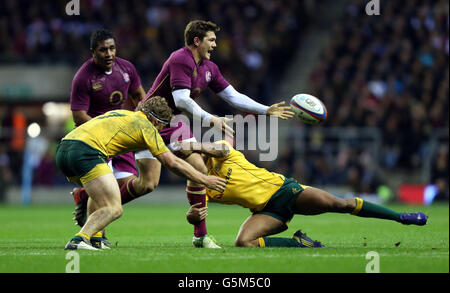 Rugby Union - QBE International - England / Australien - Twickenham. Der englische Alex Goode wird von Michael Hooper und Kurtley Beale während der QBE International in Twickenham, London, angegangen. Stockfoto