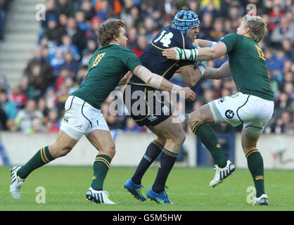 Rugby Union - EMV-Test - Schottland / Südafrika - Murrayfield. Der schottische Sean Lamont stellt den südafrikanischen Jean De Villers während des EMC Test Matches in Murrayfield, Edinburgh, in den Kampf. Stockfoto