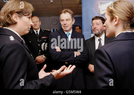 Metropolitan Police Commissioner, Sir John Stevens (2. Links) mit Premierminister Tony Blair (Mitte) und Innenminister, David Blunkett (2. Rechts) plaudern mit neuem Rekruten, PC Abbie Warde (rechts) und Head of Recruit Training, DCI Helen Ball (links), während sie ein Polizeirekrutierungszentrum in Victoria, London besuchen. * Herr Blair sprach über die Reaktion der Polizeiföderation auf das Weißbuch über die Polizeireform: "Es ist natürlich wichtig, dass wir alle Änderungen diskutieren, damit wir sicherstellen können, dass wir einen wirklich effektiven Polizeidienst bekommen, aber was aus den heutigen Zahlen ersichtlich ist, ist, dass immer mehr Menschen Stockfoto