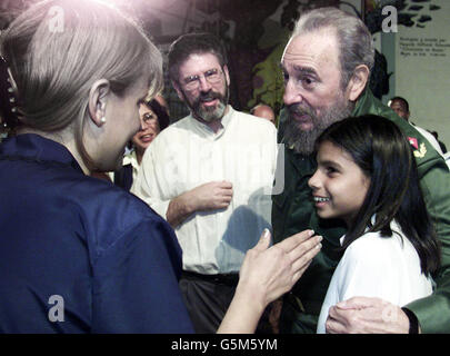 Sinn-Fein-Präsident Gerry Adams (Mitte) mit dem kubanischen Staatspräsidenten Fidel Castro (rechts) bei der Eröffnung einer Schule in Havanna. Sie trafen sich bei einer Kundgebung auf einem Schulhof in Havanna, bei der der Wiederaufbau von 100 Schulen und die Reduzierung der Klassengrößen zum Anlass nahmen. * .... bis zu 20 Schüler pro Klasse. Die beiden Führer schüttelten die Hände, und Herr Adams wurde nach einer eineinhalb-stündigen Rede des kubanischen Präsidenten über Bildung in die Menge von Schulkindern, Eltern und Lehrern geführt. Stockfoto