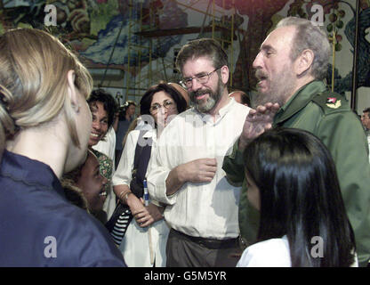 Sinn-Fein-Präsident Gerry Adams (Mitte) mit dem kubanischen Staatspräsidenten Fidel Castro (rechts) bei der Eröffnung einer Schule in Havanna. Sie trafen sich auf einer Kundgebung auf einem Schulhof in Havanna, bei der 100 Schulen wieder aufgebaut und die Klassengröße auf 20 Schüler pro Klasse reduziert wurde. * die beiden Führer schüttelten die Hände, und Herr Adams wurde nach einer eineinhalb stündigen Rede des kubanischen Präsidenten über Bildung in die Menge der Schulkinder, Eltern und Lehrer geführt. Stockfoto