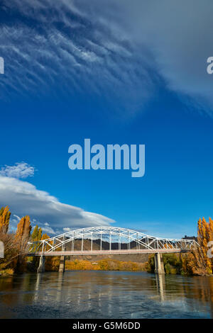 Alexandra Bridge und Clutha River in Herbst, Central Otago, Südinsel, Neuseeland Stockfoto