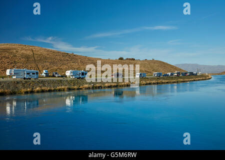 Menschen, die Angeln, Wohnwagen und Wohnmobile von Lake Ruataniwha, in der Nähe von Twizel, Mackenzie District, South Canterbury, Neuseeland Stockfoto