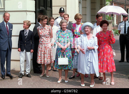 Prinzessin Margaret (ganz rechts), die ihren 60. Geburtstag feiert, mit der Königin, Prinz Edward (links im Hintergrund), dem Prinzen und der Prinzessin von Wales (im Hintergrund) und der Königin Mutter zu ihrem 90. Geburtstag vor dem Clarence House in London. Stockfoto