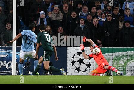 Fußball - UEFA Champions League - Gruppe D - Manchester City / Real Madrid - Etihad Stadium. Real Madrids Torhüter Iker Casillas rettet vor Sergio Aguero von Manchester City Stockfoto