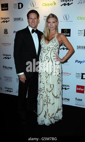 Brendan Cole und seine Frau Zoe Hobbs kommen zu den Drapers Fashion Awards im Grosvenor House Hotel, London. Stockfoto