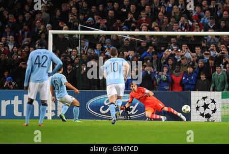 Fußball - UEFA Champions League - Gruppe D - Manchester City / Real Madrid - Etihad Stadium. Sergio Aguero von Manchester City (zweiter links) erzielt das Eröffnungstreffer seines Teams von der Strafstelle aus Stockfoto